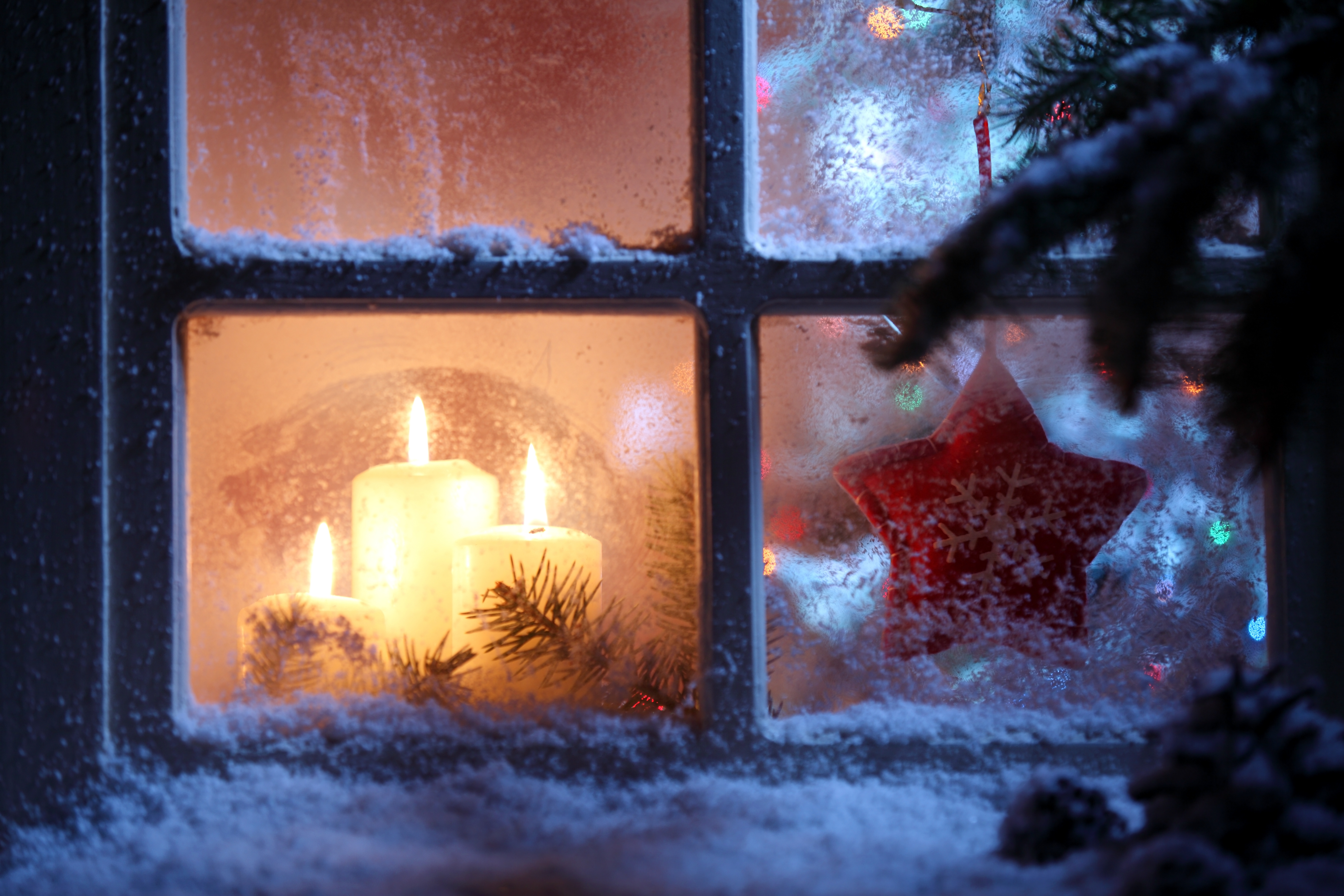 frosted-window-with-christmas-decorations