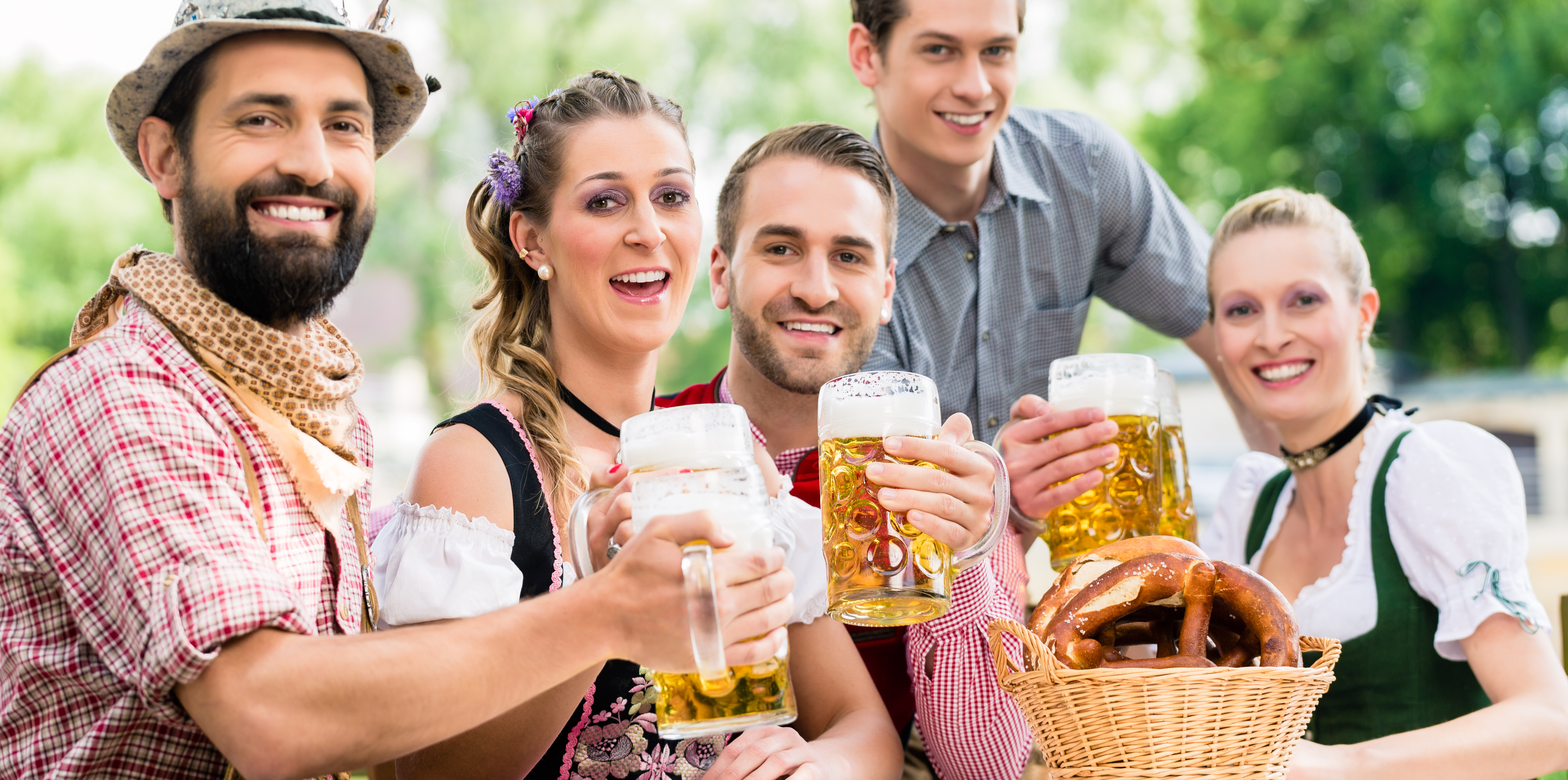 friends-drinking-bavarian-beer-oktoberfest