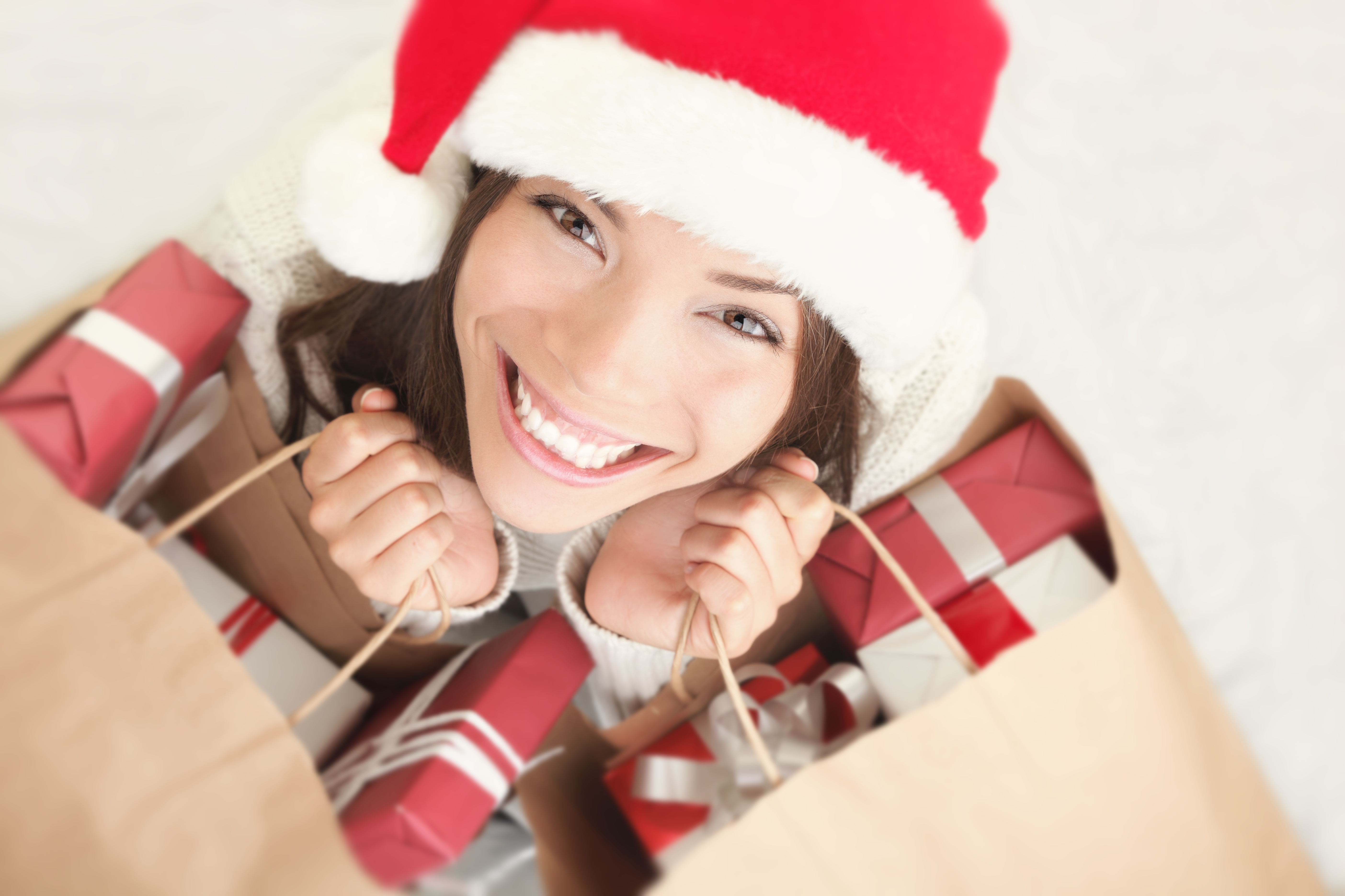 beautiful-woman-Christmas-shopping