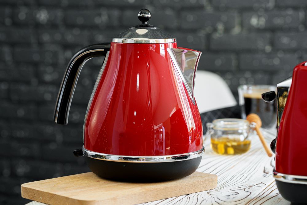 Our stylish red Delonghi kettle and toaster will brighten any