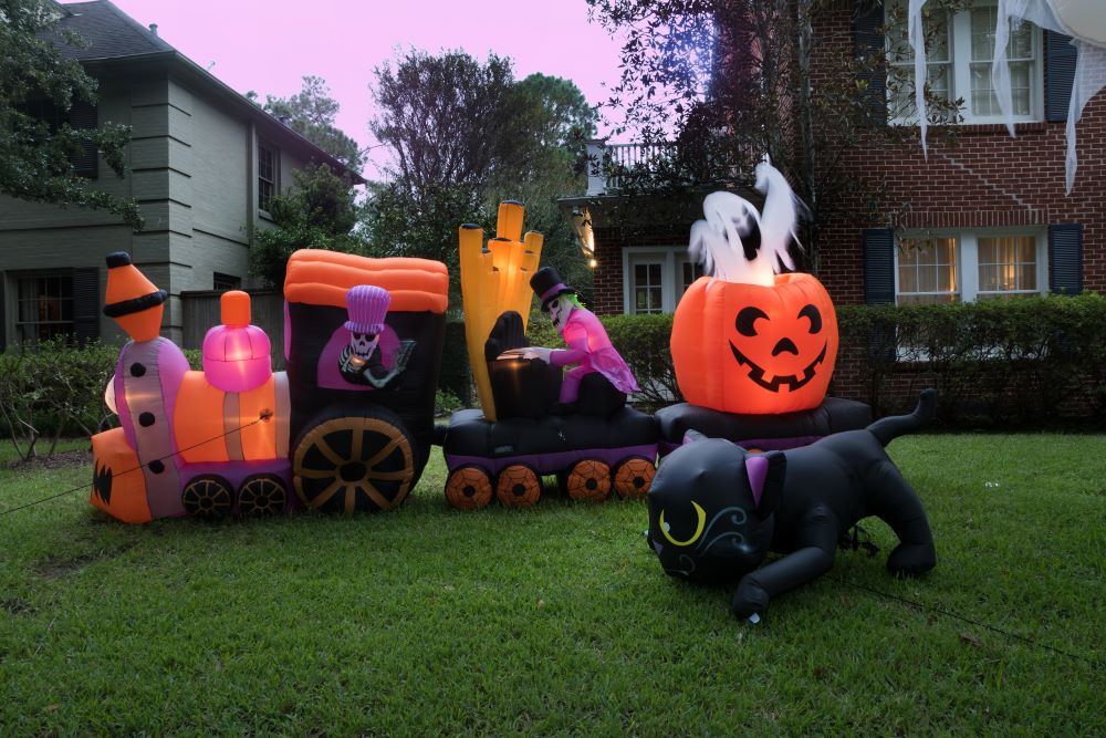 Halloween yard inflatables